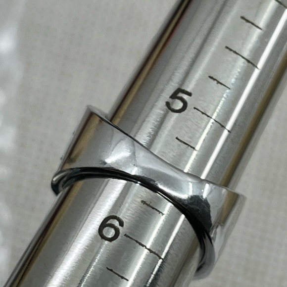 Stunning 925 Sterling Silver Two-Tone Crossover Ring – Size 5.5 - Picture 12 of 17